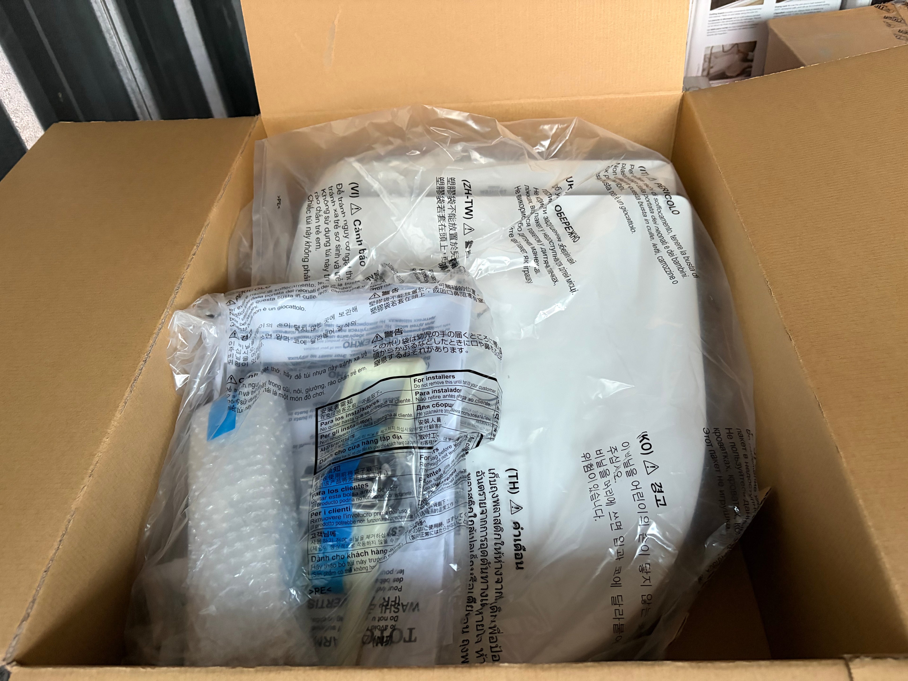(Open box -like new )TOTO Washlet Elongated Bidet Seat with SoftClose Lid